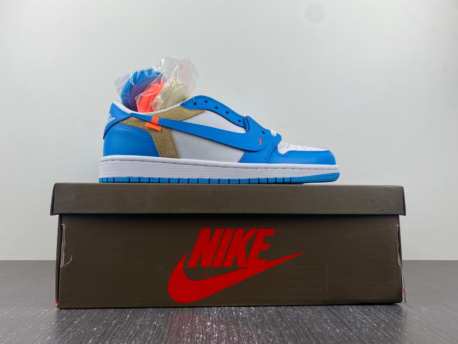 OFF-WHITE x Air Jordan 1 customize
