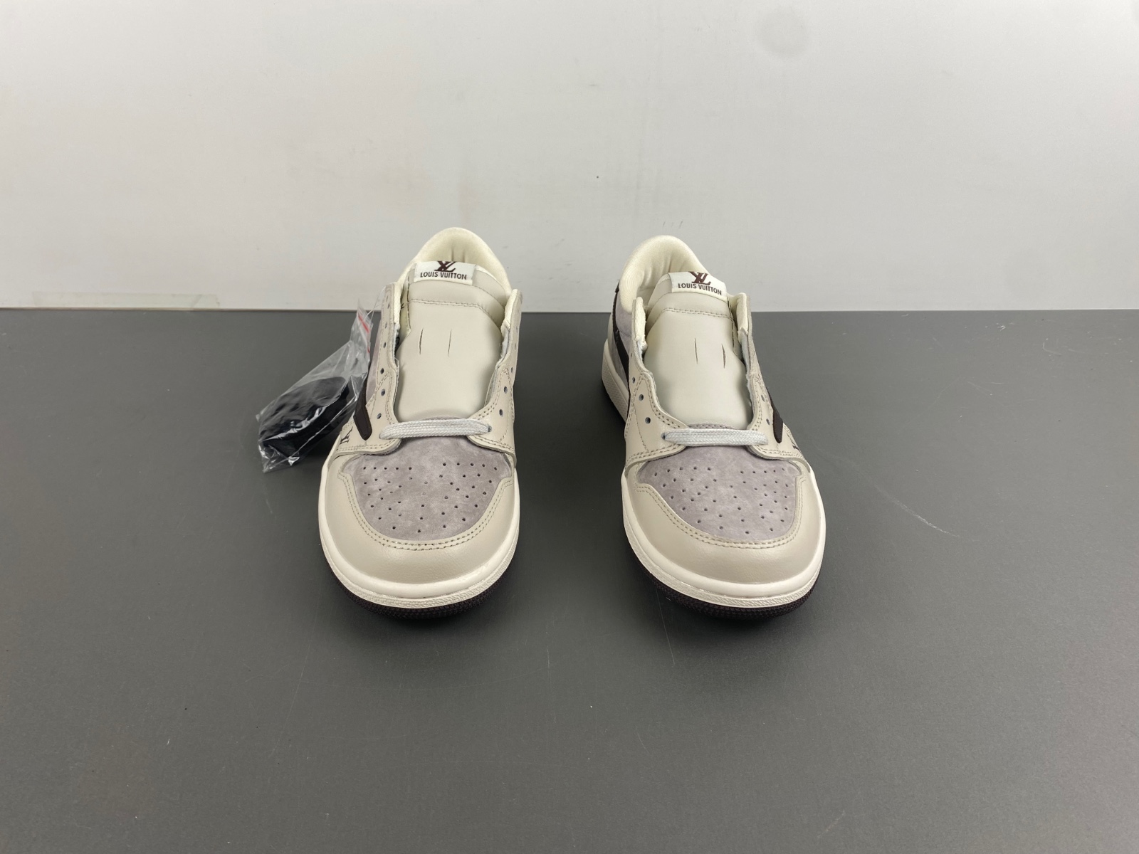 Travis Scott x Air Jordan 1 Low OG   LX1988-100