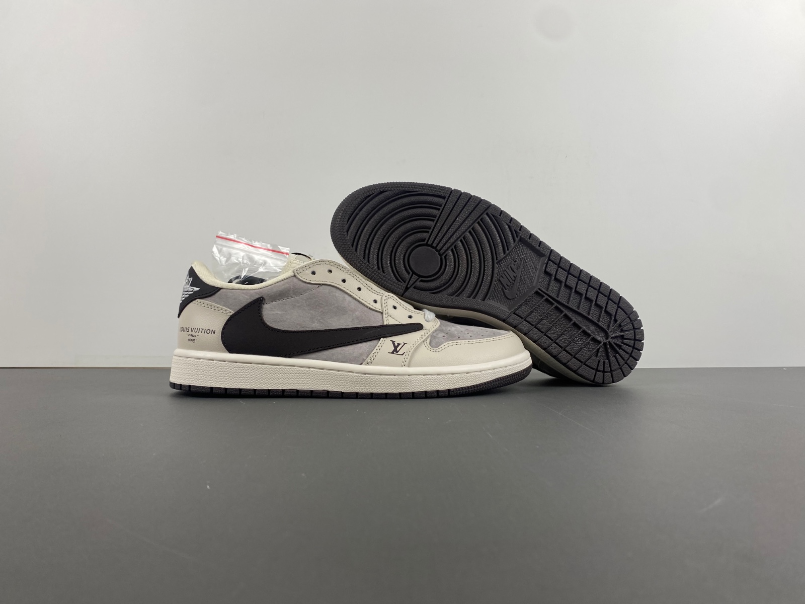 Travis Scott x Air Jordan 1 Low OG   LX1988-100
