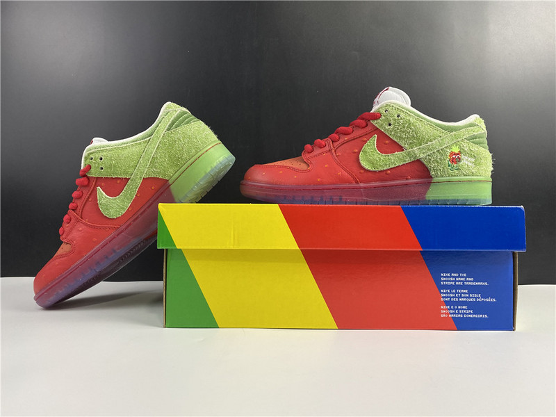 Nike SB Dunk Low Strawberry Cough CW7093-601