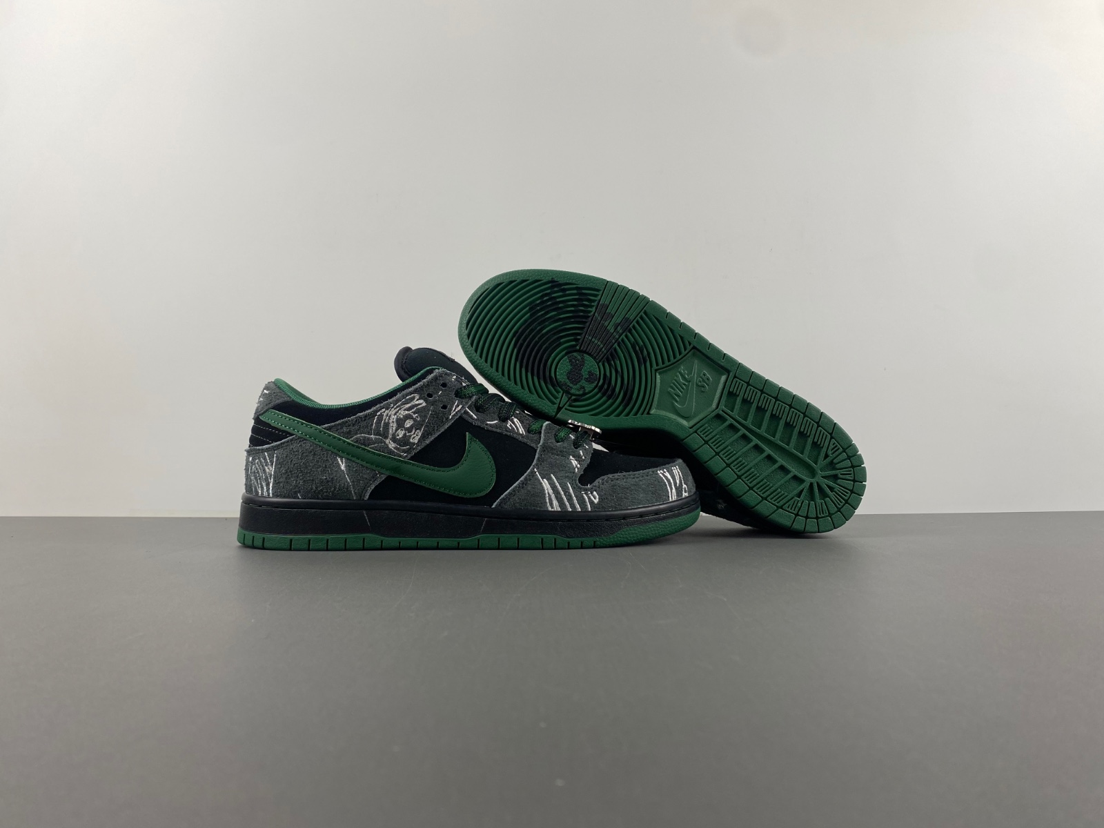 There Skateboards x Nike SB Dunk Low   HF7743-001