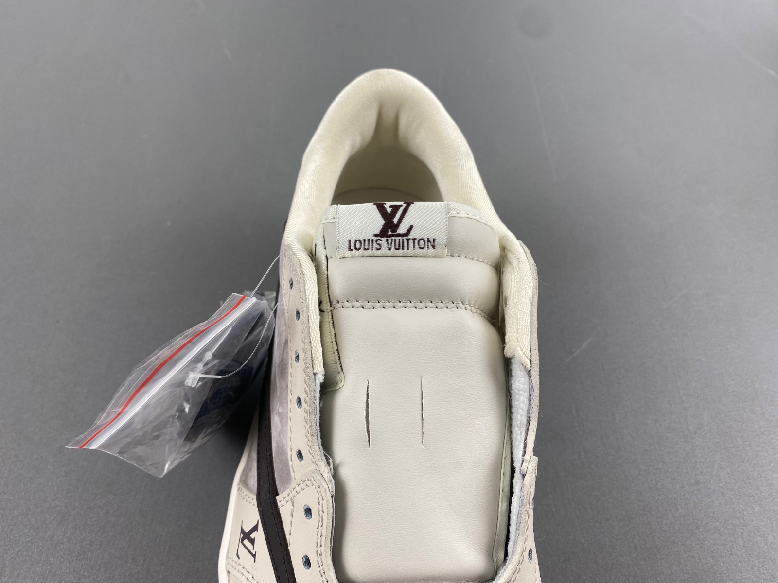 Travis Scott x Air Jordan 1 Low OG   LX1988-100