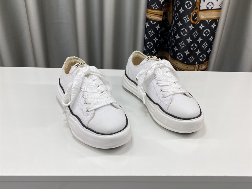 Maison Mihara Yasuhiro Low-Top Sneakers MMY-032