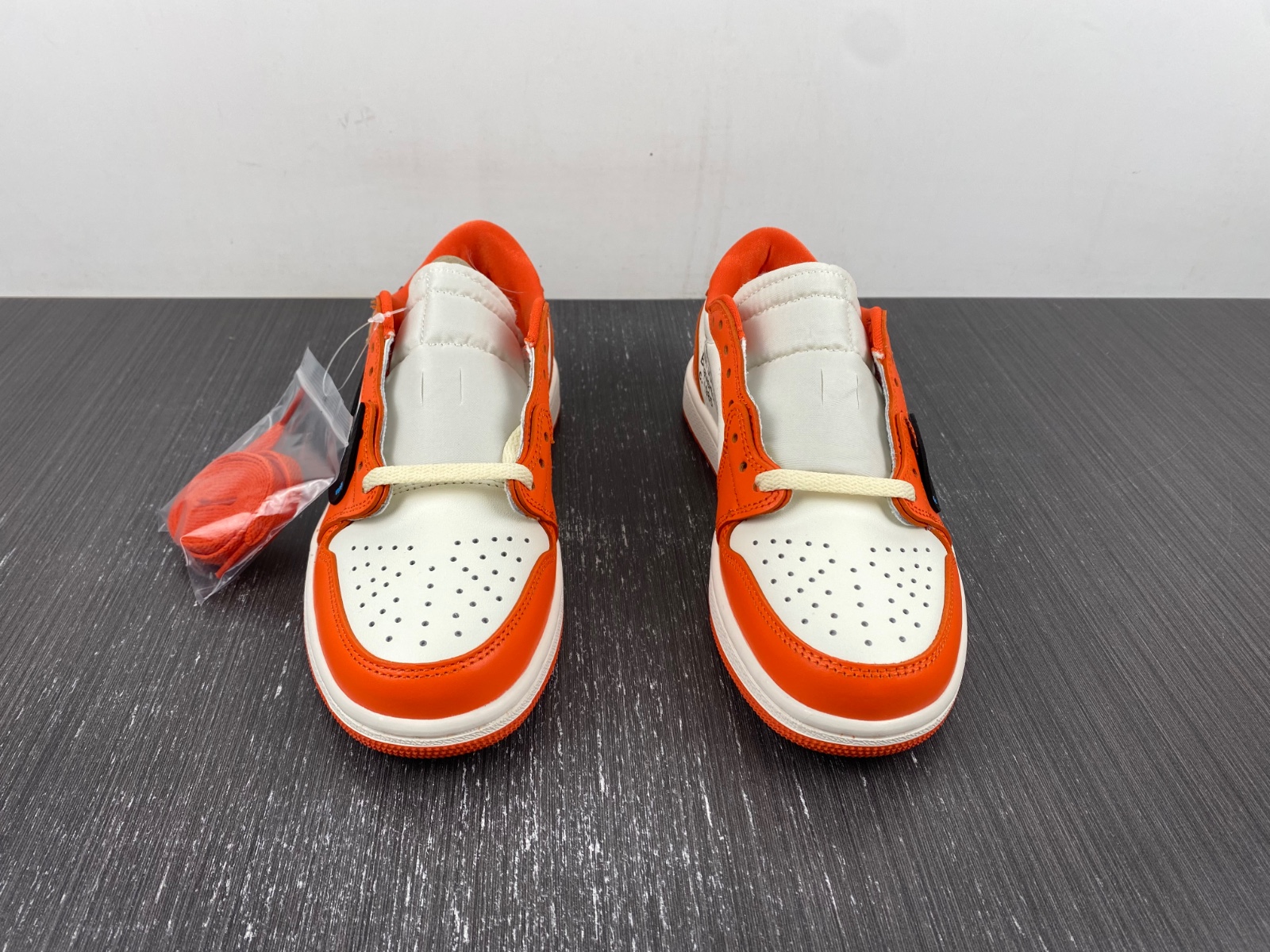 OFF-WHITE x Air Jordan 1 customize