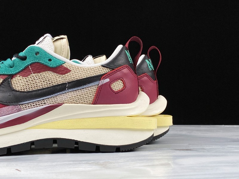 Sacai x Nike Regasus Vaporrly SP Beige/Purplish Red-Grass Green BV0073-102