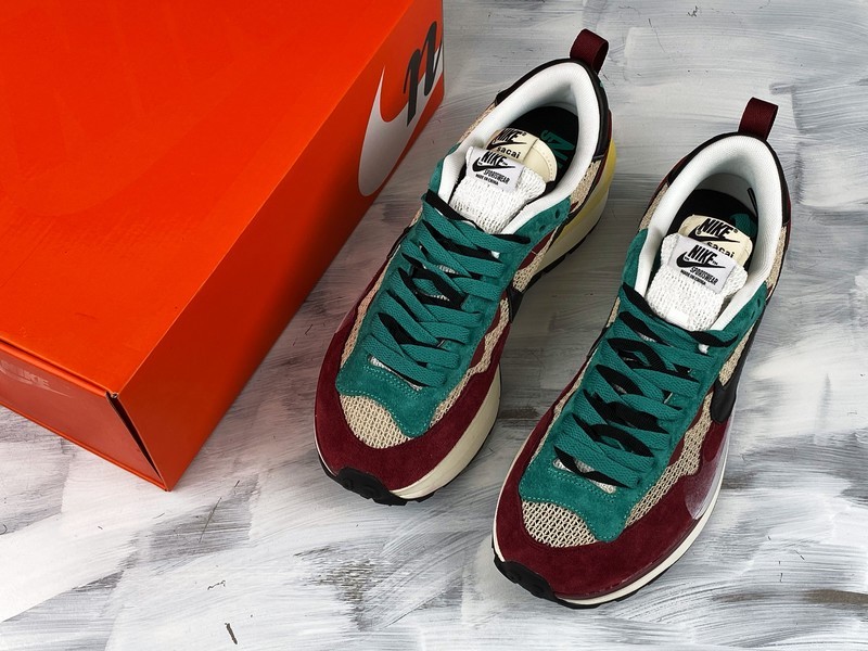 Sacai x Nike Regasus Vaporrly SP Beige/Purplish Red-Grass Green BV0073-102